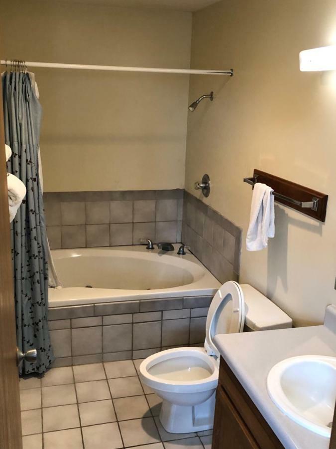 Salt Creek Motel 3*
